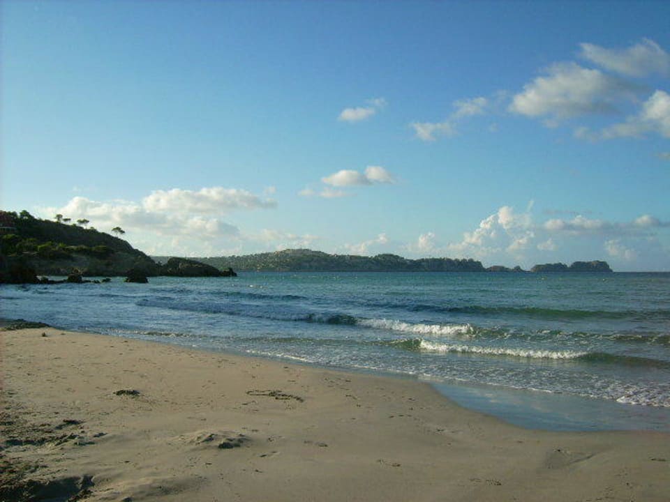 Am Morgen noch menschenleerer Strand Roc Oberoy