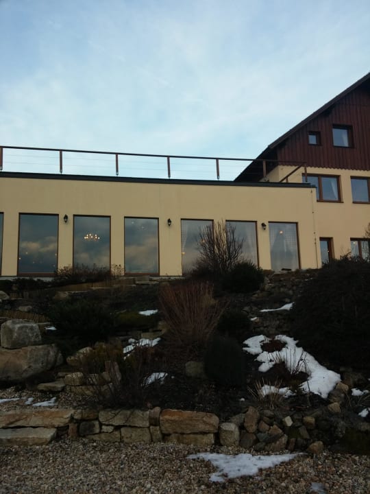 Pohled na terasu Wellness Hotel V Nebi