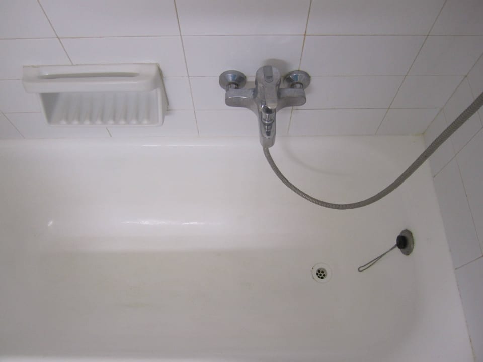 Abgenützte, alte Badewanne Kernos Beach Hotel & Bungalows