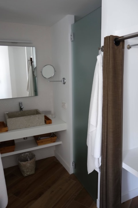 Links Waschbecken, rechts WC und 2. Schrank HM Balanguera Beach