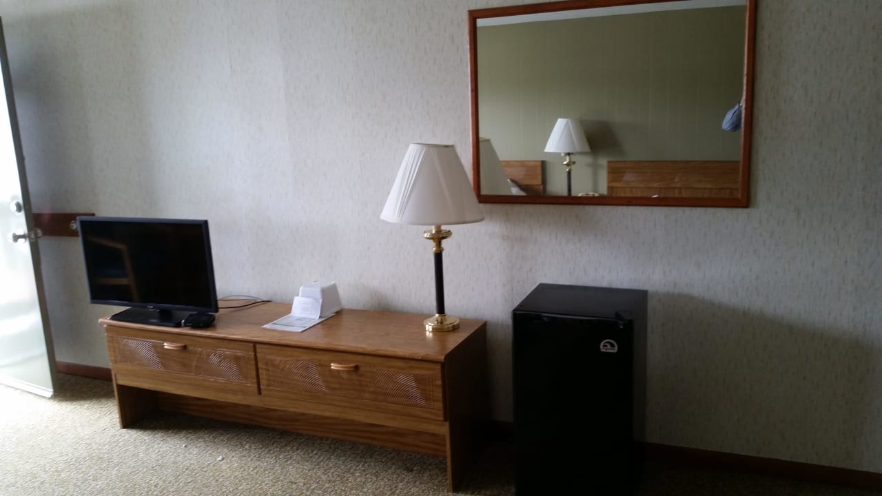 Fernseher und Kühlschrank Motel Hunters Green