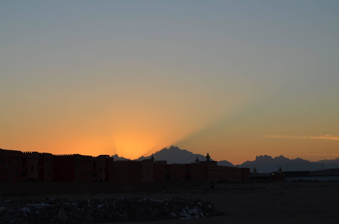 Widok po wyjściu z hotelu Pickalbatros Alf Leila Wa Leila Resort - Neverland Hurghada