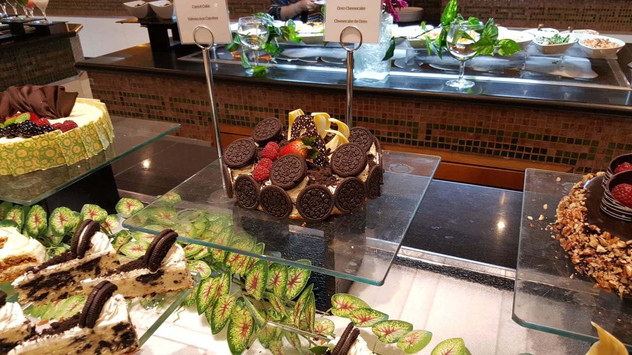 Auswahl und Präsentation im Buffetrestaurant JOIA Paraiso by Iberostar