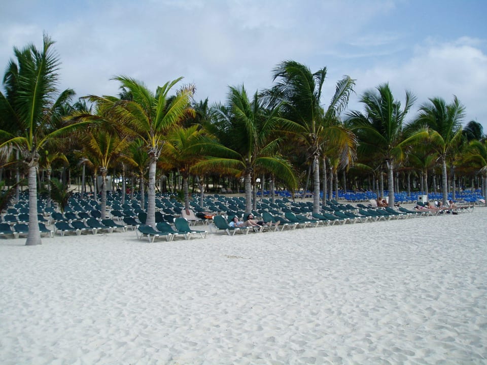 Strand morgens um 9.00 Uhr Hotel Riu Tequila