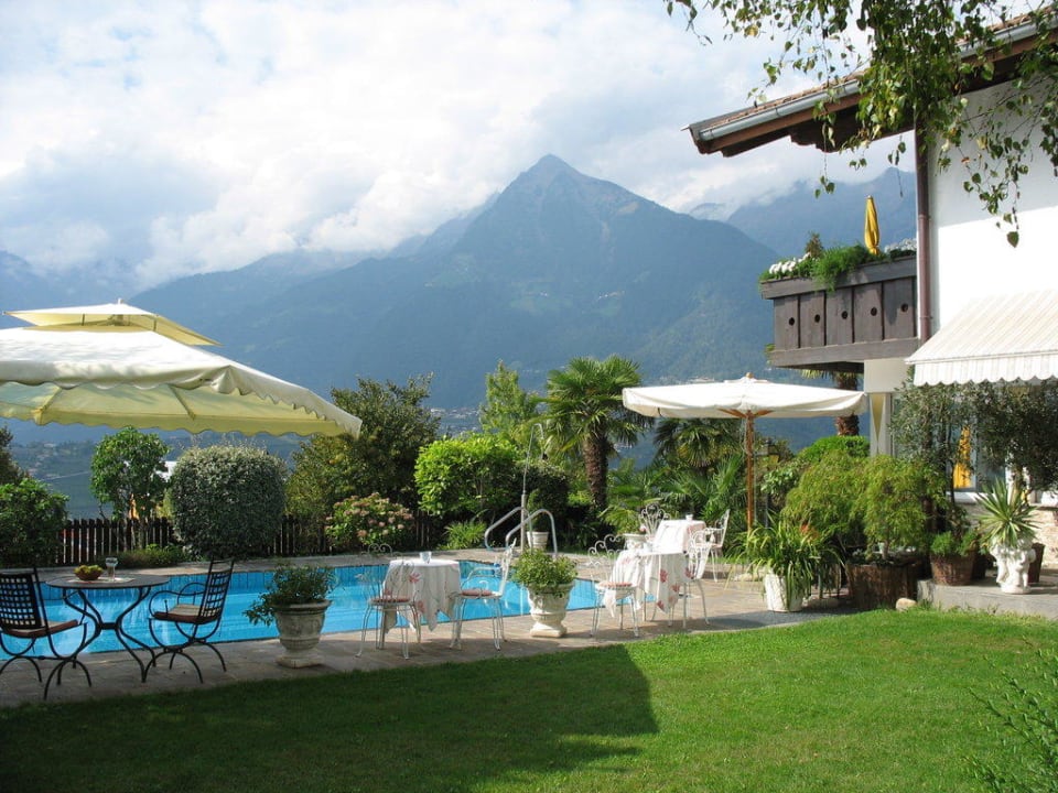 Pool mit Talblick Richtung Meran Hotel Landhaus Innerhofer
