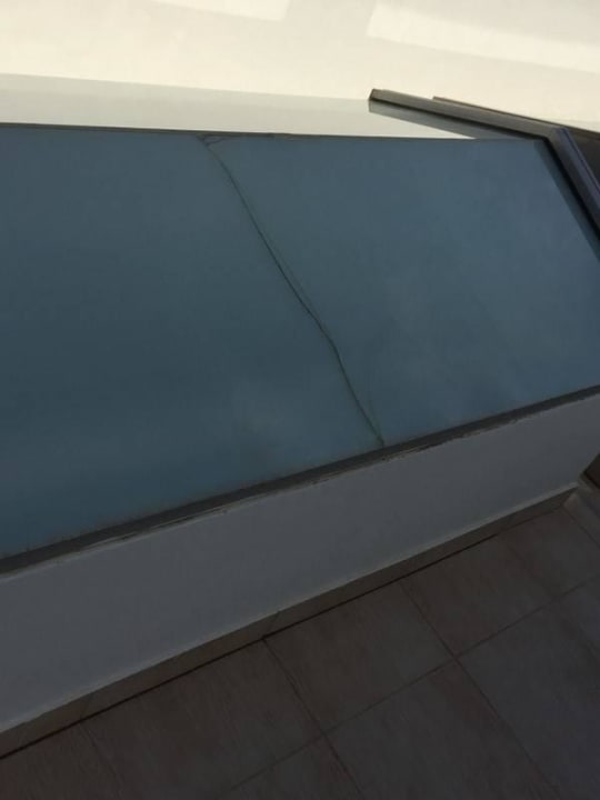 Glasdach mit großem Riss Apollo Blue