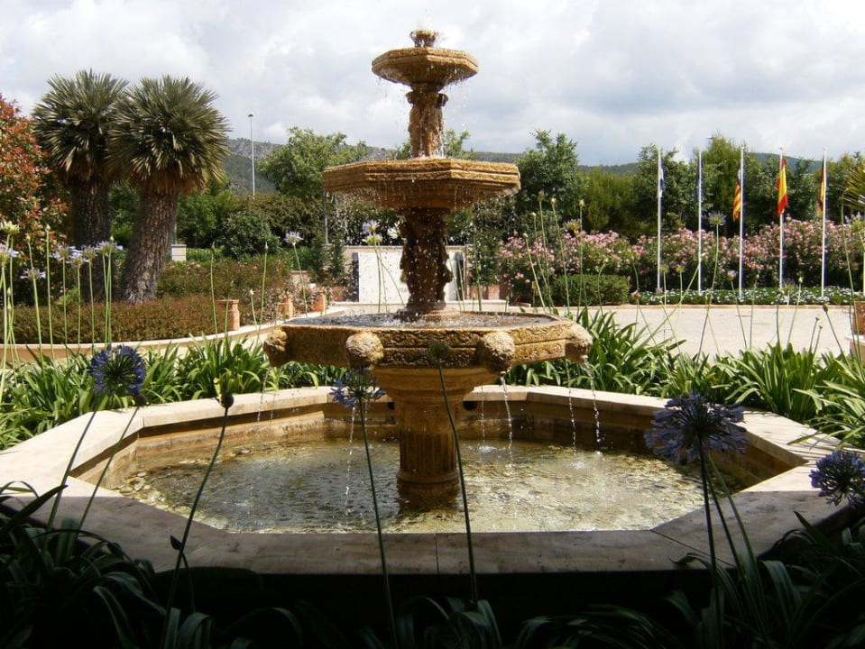 Springbrunnen vor dem Eingang The St. Regis Mardavall Mallorca Resort