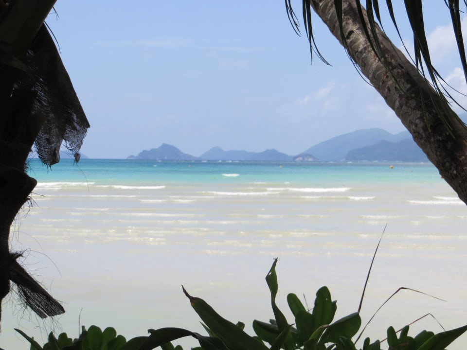 Einer der vielen Traumstrände von Mahe Haus & Apartments Beau Bamboo