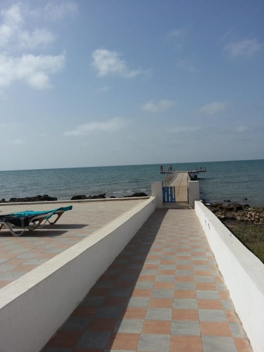 Steg vom kleinen Süßwasser Pool zum Meer Hotel El Mouradi Djerba Menzel