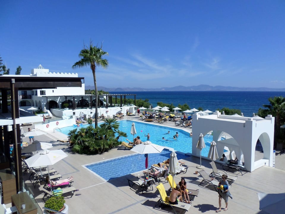 Einer von zwei großen Pools TUI BLUE Oceanis Beach and Spa Resort