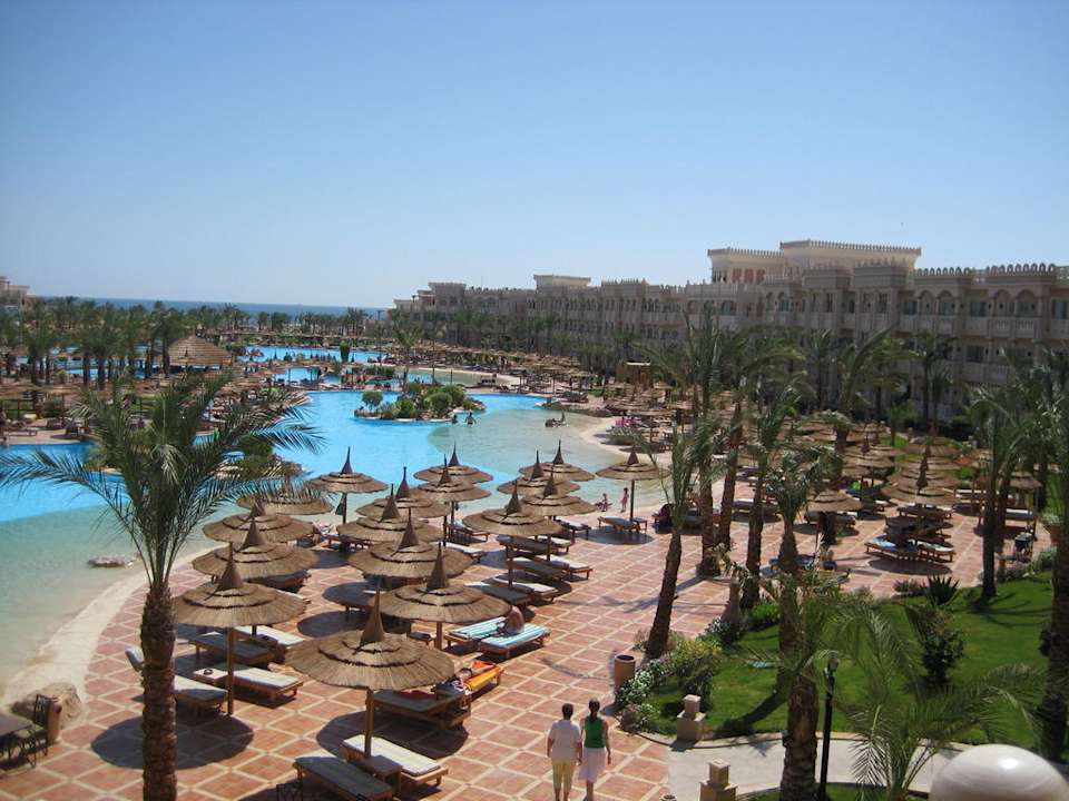 Der Blick von der Terrasse auf den Pool Pickalbatros Palace Resort