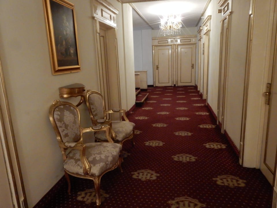 Der Gang  Hotel Imparatul Romanilor
