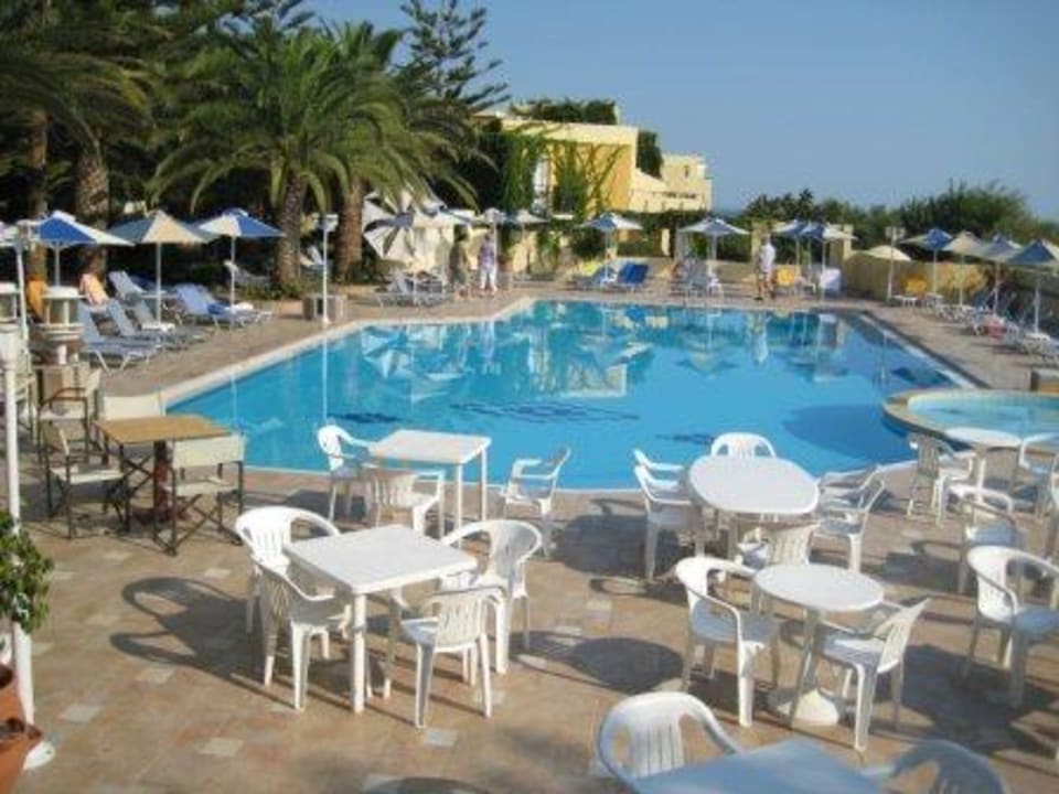 Kleiner netter Pool Vantaris Luxury Beach Resort