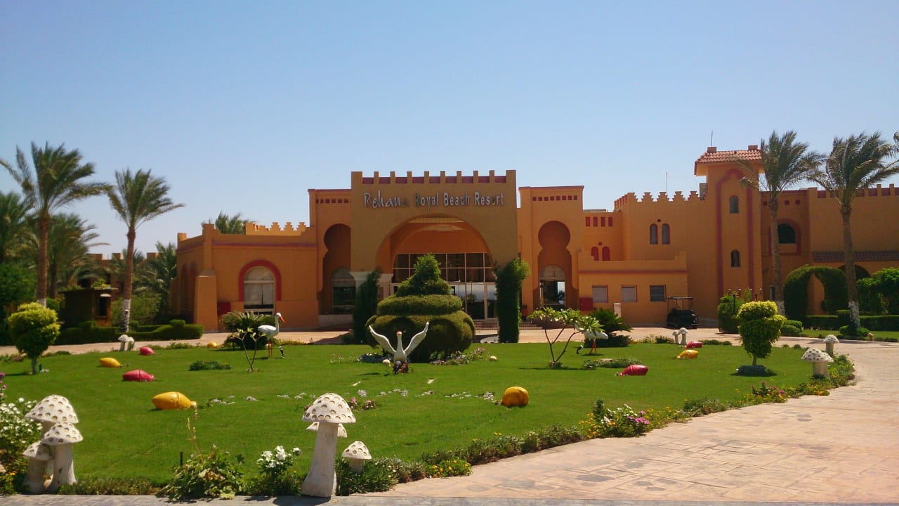 Przed hotelem Rehana Royal Beach Resort Aqua Park & Spa