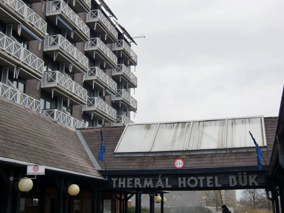 Hotel mit Eingangsbereichh Danubius Hotel Bük