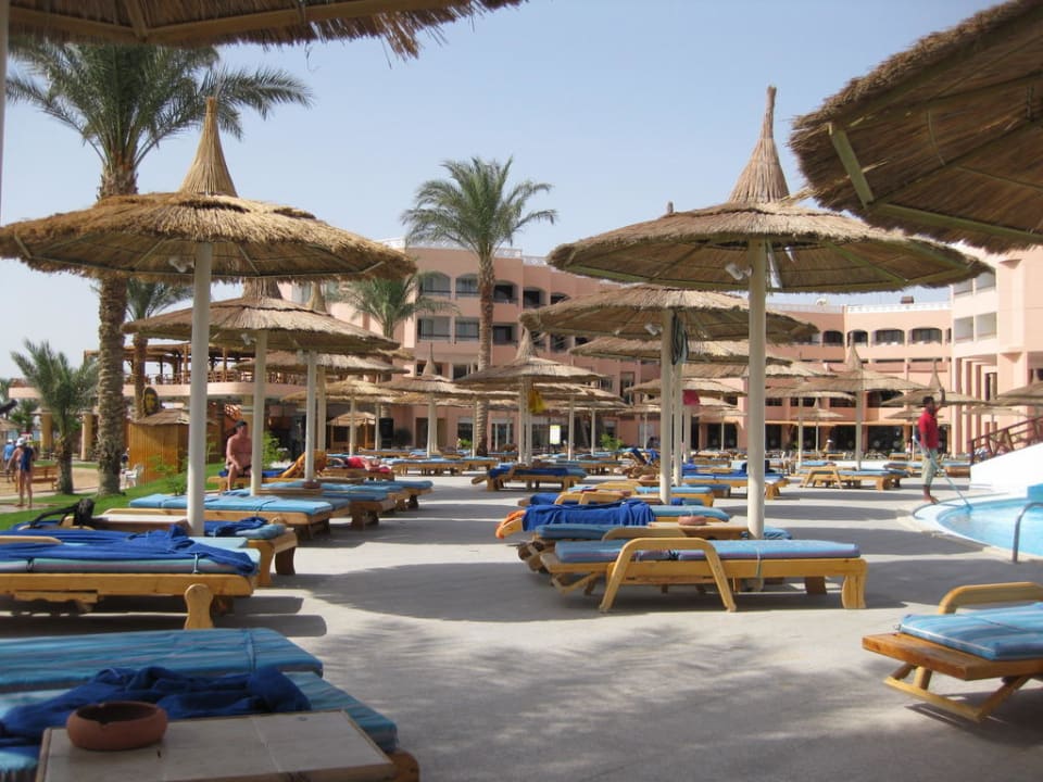 Genug Liegen und Schirme Beach Albatros Resort