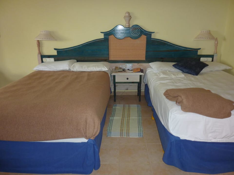 Riesige Betten Iberostar Waves Costa Dorada