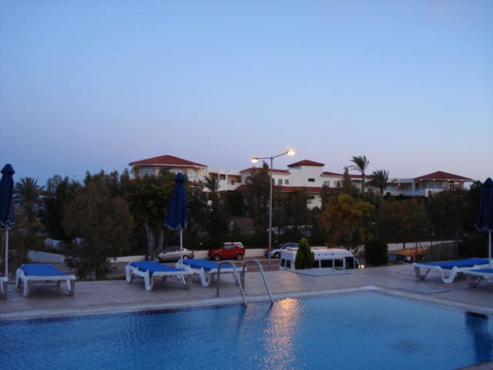 Pool abends vor dem Zimmer Rodos Princess Beach Hotel & Spa
