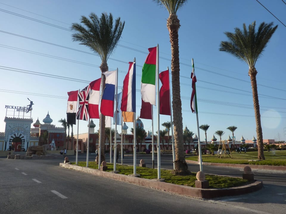 Hoteleingang - Strasse Pickalbatros Alf Leila Wa Leila Resort - Neverland Hurghada