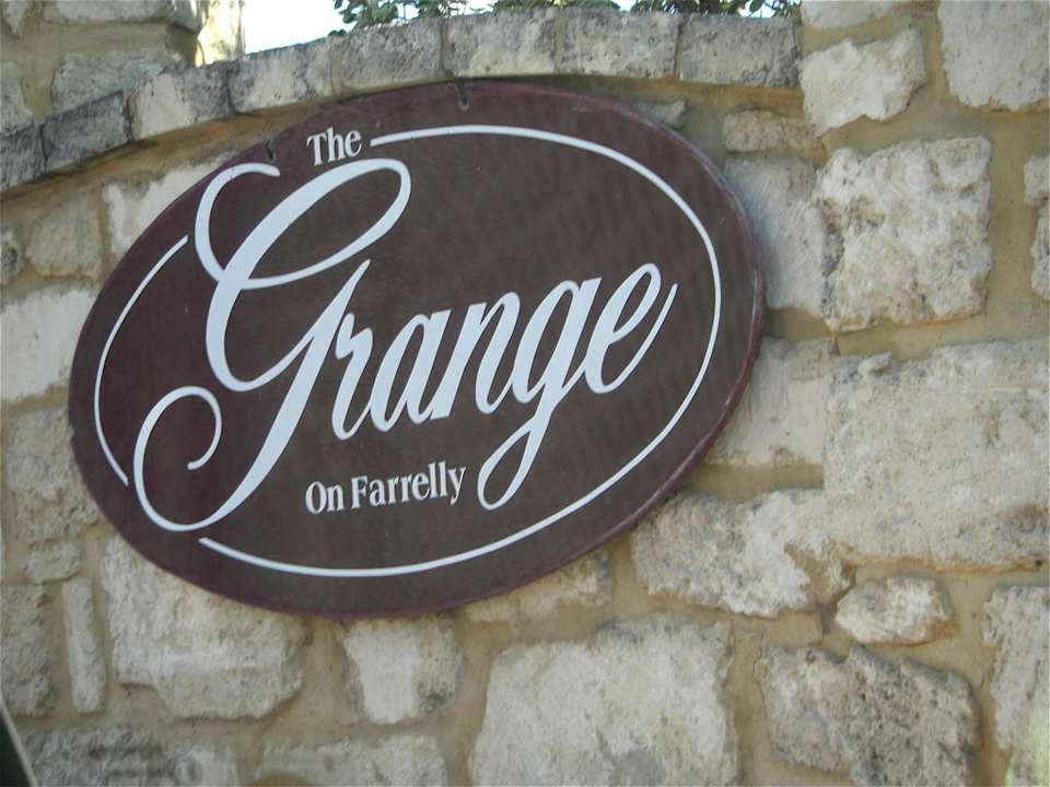 Zufahrt zum Hotel Comfort Inn Grange On Farrelly