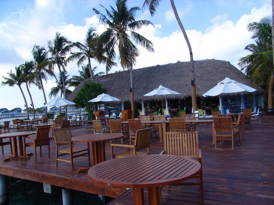 Deck vor dem Restaurant Machchafushi Island Resort & Spa Maldives, The Centara Collection