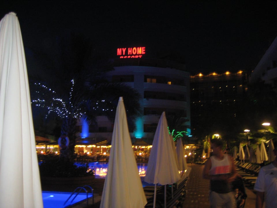 Das Hotel bei Nacht My Home Resort