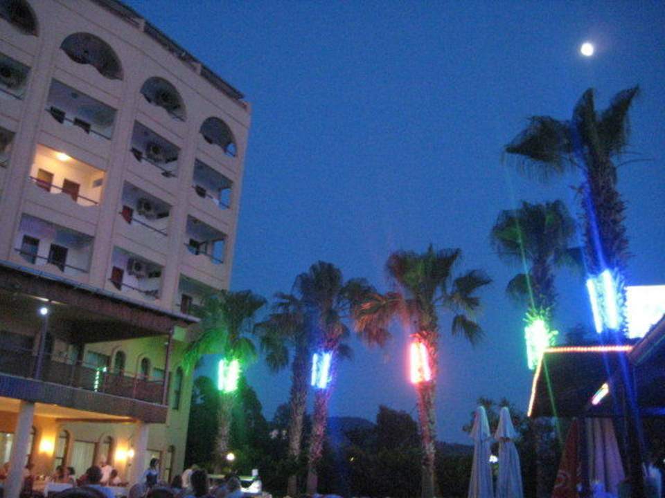 Aussenansicht von der Bar aus am Abend Doris Aytur Hotel