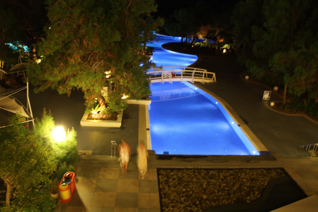 Außenanlage bei Nacht Lykia World Antalya