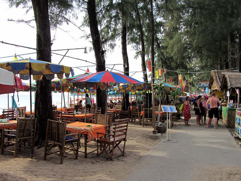 Strandrestaurants und Shops Sunprime Kamala Beach