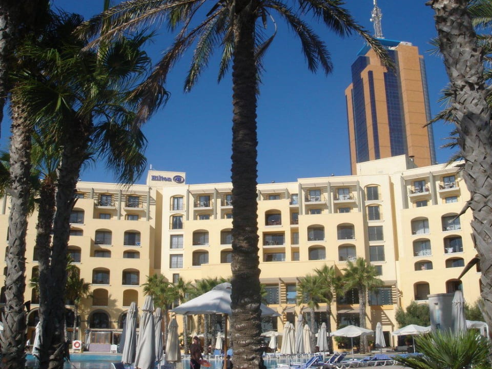 Außenansicht von der Poolanlage Hilton Malta
