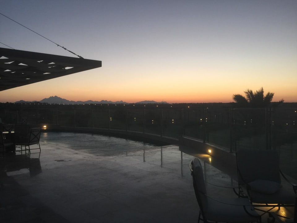 Sonnenuntergang an der Poolbar Steigenberger Makadi Hotel - Adults only