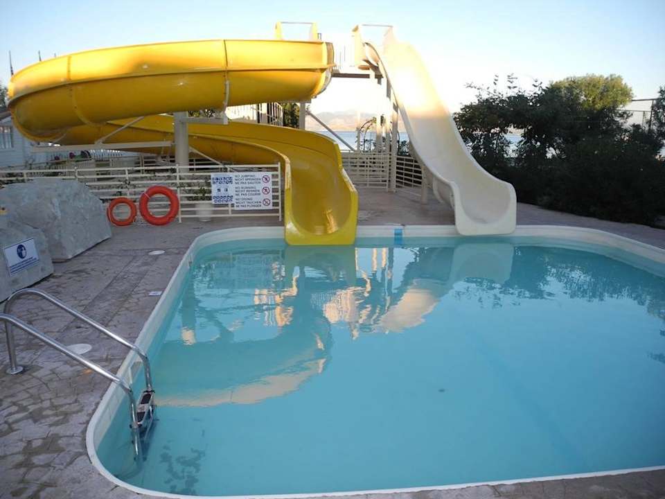 Am Kinderpool mit zwei Wasserrutschen Capo Di Corfu  (Im Umbau/Renovierung)