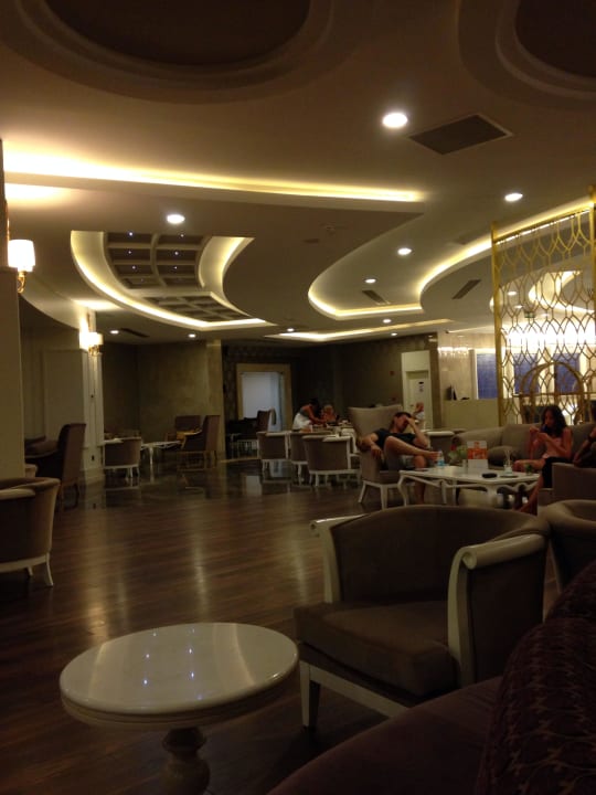 Lobby Bar drinnen  Kirman Belazur Resort & Spa