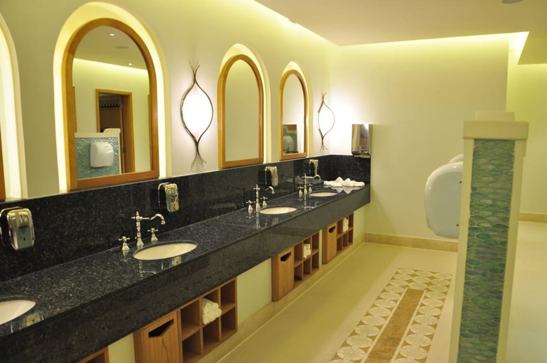 Toilette in der Lobby Hilton Marsa Alam Nubian Resort