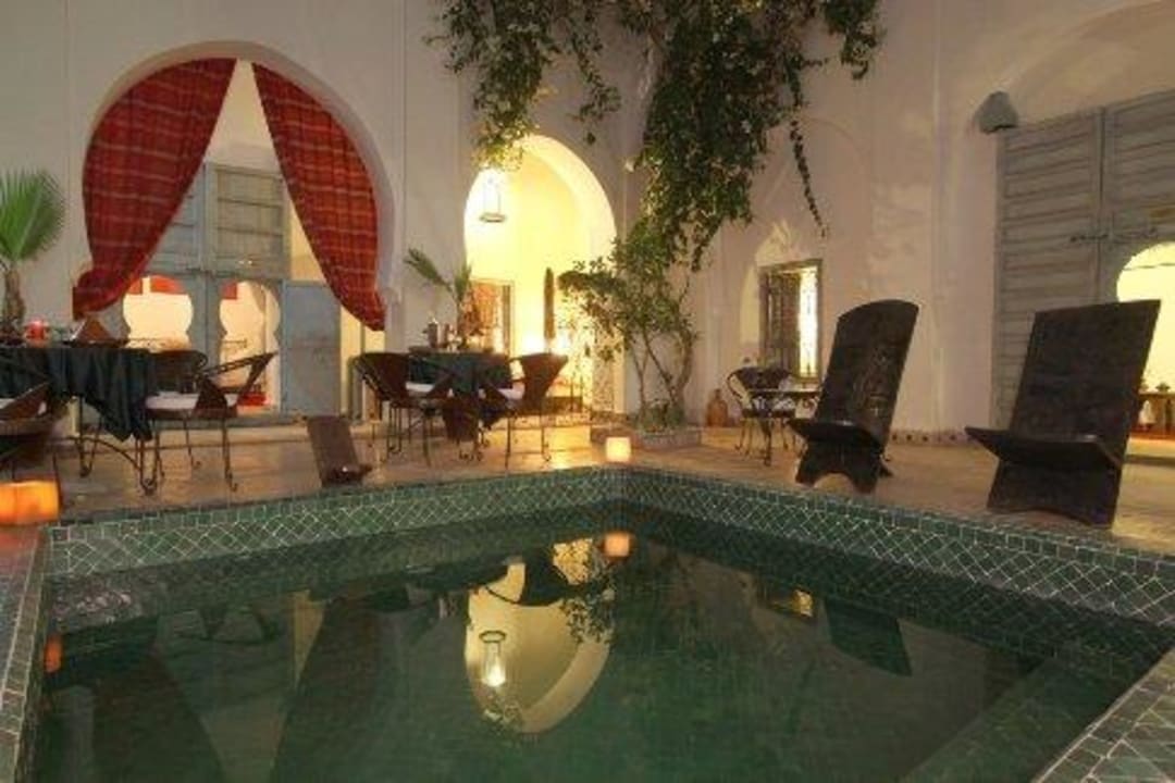 La piscine du patio Hotel Riad Dar Bounouar