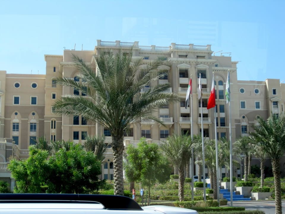 Blick von der Straße auf das Hotel The Westin Dubai Mina Seyahi Beach Resort & Marina