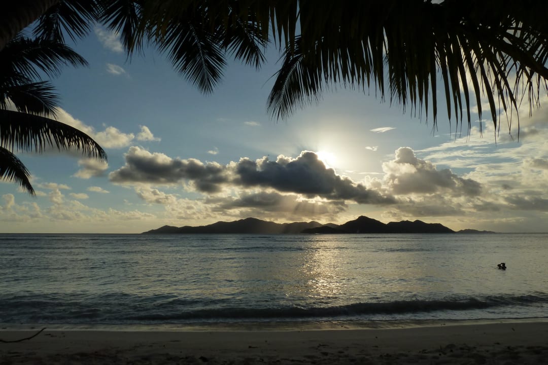 Sonnenuntergang hinter Praslin La Digue Island Lodge