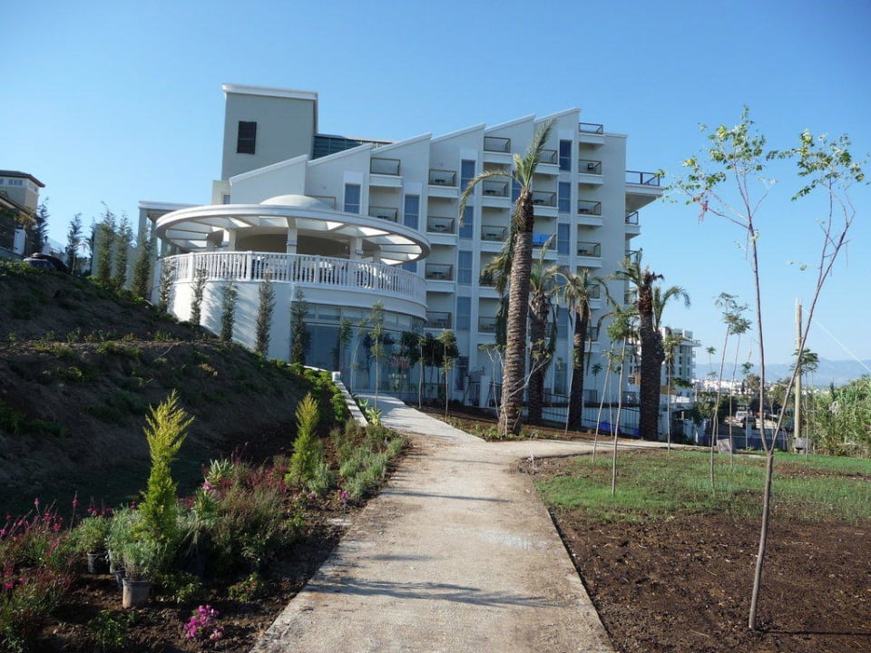 Gartenweg mit Blick auf Bar Royal Atlantis Spa & Resort