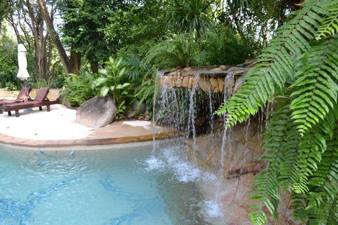 Oberer Pool mit Wasserfall The Fair House Beach Resort