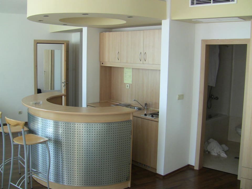 Tresen,dahinter Küchenzeile,rechts das Bad Effect Grand Victoria Hotel