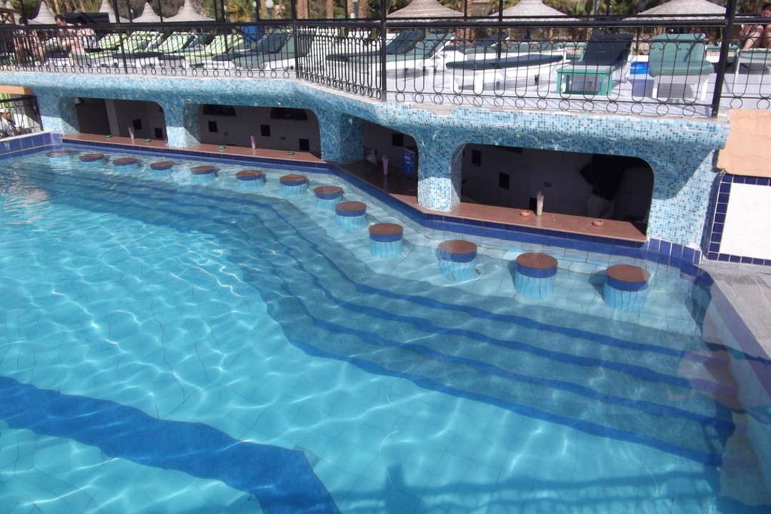 Pool mit Bar Giftun Azur Resort