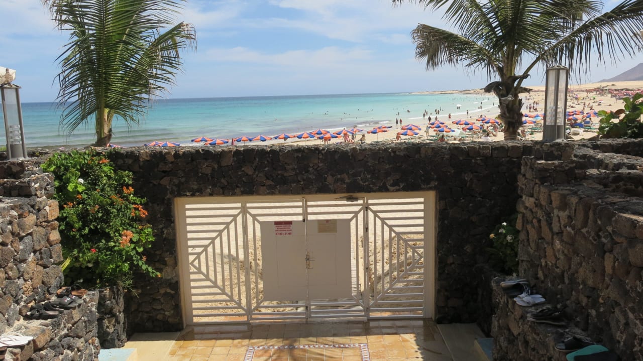 Zum Strand Hotel Riu Palace Tres Islas