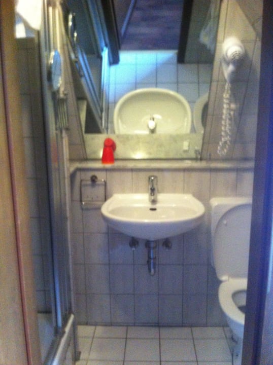 Das ist der Duschzimmerspiegel Hotel Akazienhof