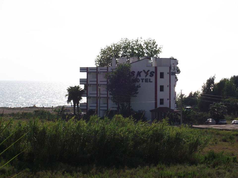 Blick Richtung Hotel und Meer Skys Hotel