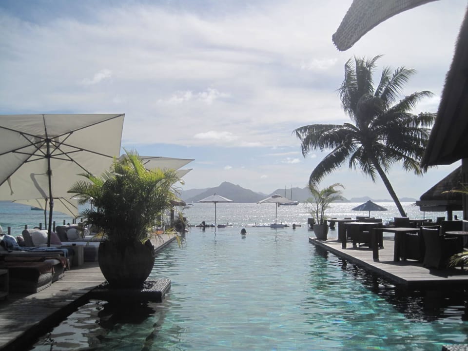 Chilliger Poolbereich mit traumhaftem Meerblick Le Domaine de l'Orangeraie