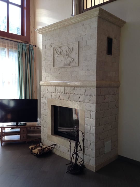 Kaminraum im Chalet Altay  Resort