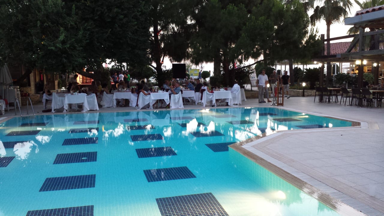 Pool mit gedeckten Tischen im Hintergrund Trendy Side Beach Hotel - Adults only