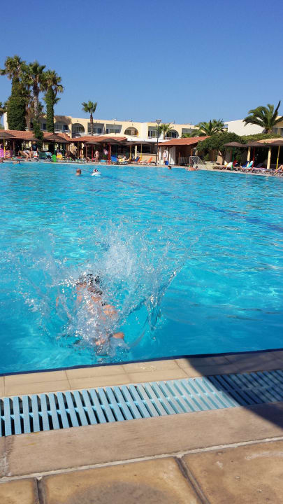 Pool hinten Poolbar Euro Village Achilleas Hotel