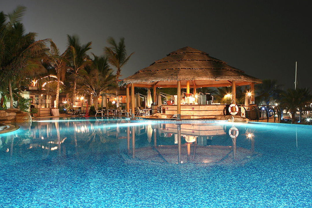 Pool bei Nacht Le Meridien Mina Seyahi Beach Resort & Waterpark