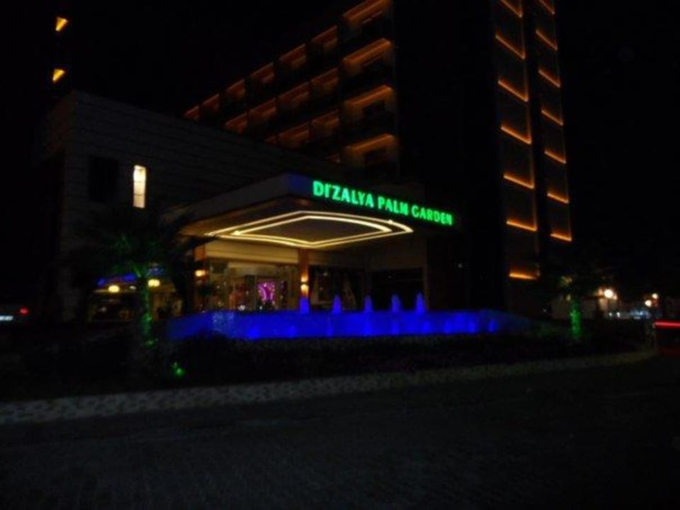 Вид на отель ночью Dizalya Palm Garden